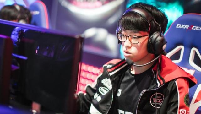 天空：范佩西昨晚致电瓦尔迪试图说服他转会费耶诺德，但后者拒绝