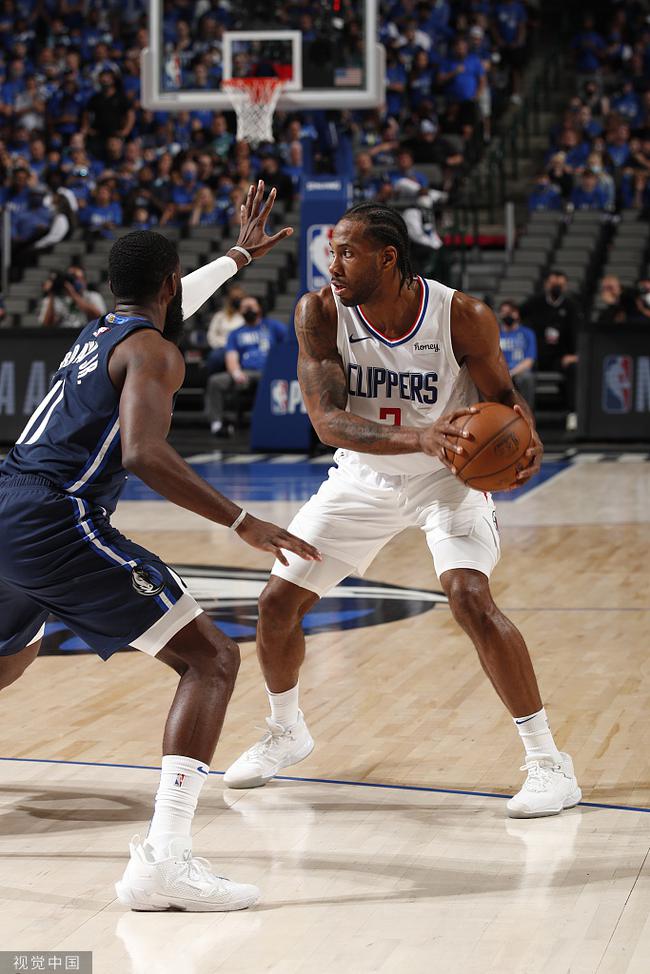 巴特勒空降中国小学生篮球联赛！与MVP热情互动 还一起向库里喊话